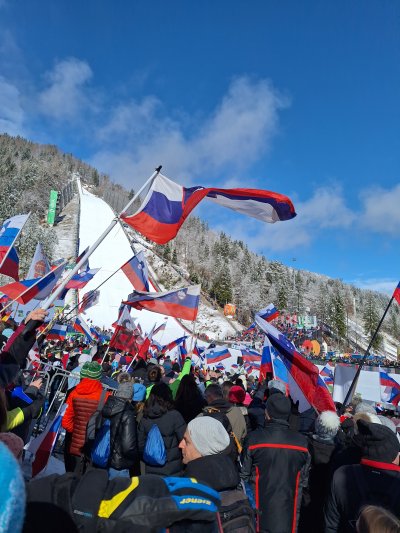 Planica je za nas poseben kraj, saj se tam združujeta ljubezen do športa, evforija, domačnost predvsem pa glasno navijanje in spodbujanje naših skakalnih junakov. Še posebej se nas je dotaknil skakalni vikend v dolini pod Poncami leta 2024, ko se je poslovil naš šampion Peter Prevc. Nedeljska tekma je bila polna čustev in spominov, ko smo kot majhni otroci prek televizije spremljavi vse njegove uspehe. Tisti dan pa smo bili del njegove poslovilne tekme. Odšteval si njegove zadnje skoke, na koncu poslovilni del, glasbena točka Vlada Kreslina in Tomija Megliča in vse tiste slovenske zastave, ki so s ponosom plapolale v zraku....mislim, da ko si se oziral naokrog ni bilo Slovenca, ki ne bi potočil kakšne solze. Res enkratno doživetje!!