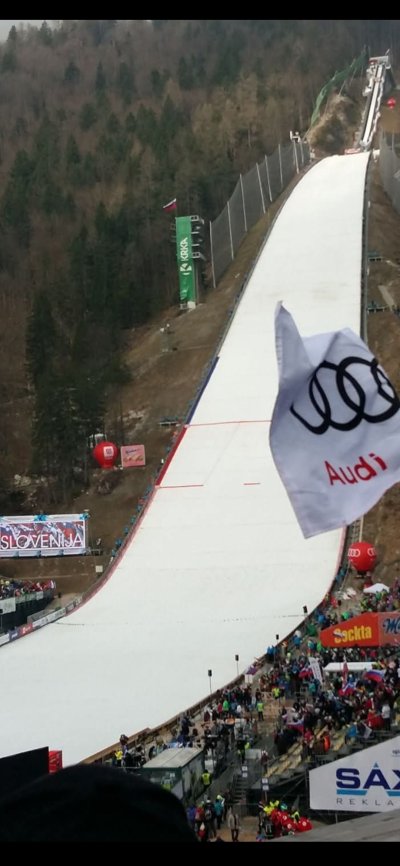 Ogromno ljudi, noro navijanje, super vzdusje!!