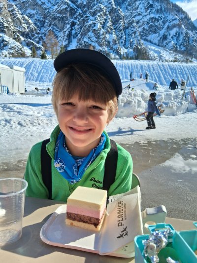 Veliko snega, sonca in vrveža. Modro nebo in visoke gore. Pristna narava in plemeniti posegi človeške roke v naravno okolje v obliki arhitekture hotela, nordijsjkega centra, prekrasnih tekaških poti in komaj opaznih skakalnic, ki se držijo hribovja in niso štrleči samostojni objekti. Prelepo!