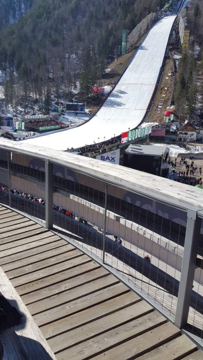 Že 15 let zapored s svojimi najboljšimi prijateljicami romamo v Planico na smučarske skoke. To ni več samo športni dogodek, to je naša tradicija in vikend, ki ga vsako leto nestrpno čakamo. Vsako leto imamo ogromno smeha, navijanja na ves glas in nepozabne trenutke, ko cela dolina diha skupaj s skakalci. Planica je za nas prostor prijateljstva, dobre energije in spominov, ki jih zbiramo že več kot desetletje.