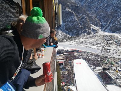 Ta dan v Planici mi bo vedno ostal v spominu. Ogromna množica, glasno navijanje in neverjetno vzdušje pod letalnico Letalnica bratov Gorišek ustvarijo občutek, ki ga je težko opisati. Ko to vidiš v živo – tisoče ljudi, poleti čez 200 metrov in kulisa gora v Planica – lahko samo rečeš: wow, nepozabno.