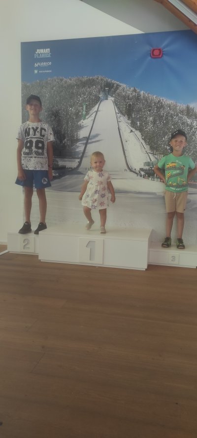 Letos smo v okviru poletnega dopusta namesto na sosednjo Hrvaško odšli raziskovati Slovenijo.En dan smo namenili tudi ogledu Planice. Otroci so najbolj uživali ko smo se zapeljali na vrh skakalnice in s tresočimi nogami gledali v dolino in hkrati občudovali kako pogumni so naši skakalci.Letos bi želela s partnerjem peljati na ogled skokov starejša dva sina, mlajša hči pa bo ostala pri babici, ker je še premajhna za v takšno gnečo. Držimo pesti da nam žreb nameni srečo ❤️