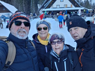 Ni lepšega v krogu prijateljev navijat za naše skakalce.