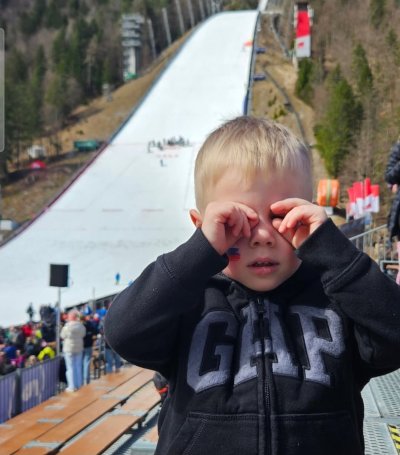 Planica je za naju z možem najbolj pomemben Slovenski športni dogodek. Je najina tradicija in ga vsako leto nestrpno pričakujeva. Ljubezen do smučarskih skokov sva podedovala od svojih staršev, zdaj pa jo z največjim ponosom prenašava naprej na najinega sina.Ko se zberejo zastave, navijači, se poje Planica Planica snežena kraljica in tisti močan občutek ponosa, ko skačejo naši orli, ko Slovenija navija skupaj in začutiš, kako poseben praznik je Planica za vse Slovence.Najin sin je prvič obiskal Planico pri dveh letih in zdaj bomo že tretje leto zapored skupaj navijali tudi v živo. Prav zagotovo bomo to tradicijo ohranili za vedno!Najbolj pa si želiva, da na svojega sina preneseva ta občutek povezanosti, ko v Planici vsi Slovenci stopimo skupaj kot eno in smo ponosni na svojo domovino. ????????POV priložene slike: mali slovenski orliček preverja metre – Domnov svetovni rekord je pravkar zapisan v Planici. 