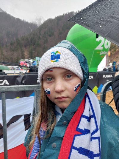 Prvi spomini hcerke iz Planice, fotografiranje s skakalci in lov na podpise ;)