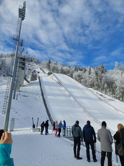 Ko je sin skakal v planici, žal pa ni dočakal velikanke, ker je prej končal s smučarskimi skoki. Smo pa še vedno pripadniki smučarskih skokov in Planice, ki je ❤️ skokov.