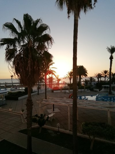 Krasno je, kadar zmagujejo naši fantje in skačejo daleč, daleč v dolino. 