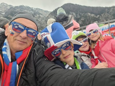 Že 10 deset let ob petkih skupaj z možem pripeljeva vnuke, včasih tri, včasih dva. Vedno noro vzdušje!P.s. za petek že imamo karte