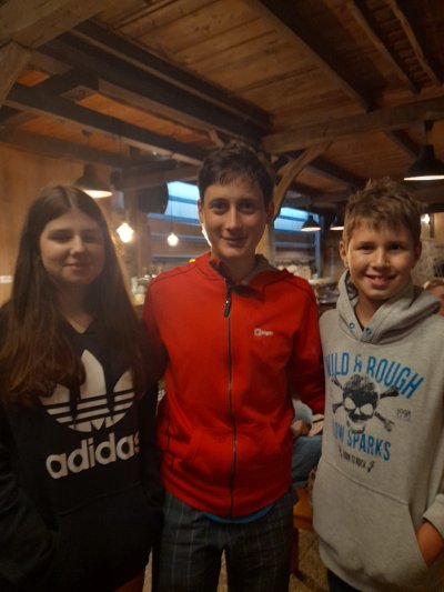 Na polete v Planico hodim že od ever. Imam podpis Piotra Fijaza in od veliko drugih letalcev, navijala za Matija .... pa seveda za naše orle, Robi je zame bil najboljši. Na polete smo šli s sindikalnimi avtobusi kasneje pa s prijatelji. Slika je iz Kolpe. Moj sin in nečakinja sta spoznala Ceneta.  Vesela k radio. Še dobro, da imata ušesa. V Planico bi peljala moja dva sinova, ki si zaslužita malo oddiha od vsega, ji se dogaja. Lp, Monika