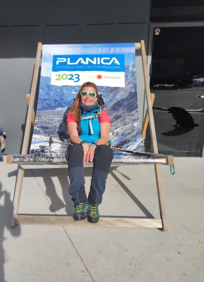 Najlepši spomini,ko smo s starši skupaj hodili na te dogodke v Planico, oče je bil namreč tudi skakalec. Vedno smo šli še do Trbiža na tržnico, vsako leto sem dobila novega pliškota. Planica v živo je čisto nekaj drugega kot pred TV. Nepozabno za vedno :)