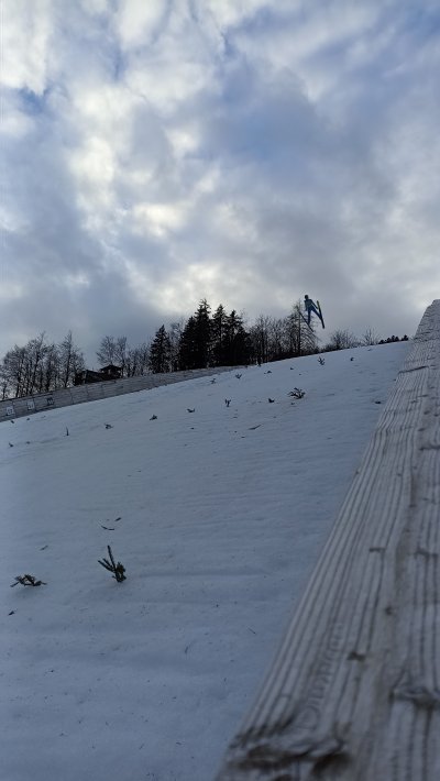 Vsako leto obiščeva s sinom Planico v času tekmovanja. Planica pa je tudi v posebnem kotičku najinega srca, saj je sin bil pogosto tam, ker je treniral smučarske skoke in na sliki je on iz planiške skakalnice ( 80m). Vedno se radi vračamo tja, saj je zares edinstvena.