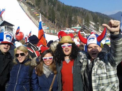 Planica je pri meni že skoraj družinska tradicija. Najprej sem tja hodil s starši, danes pa to tradicijo že vrsto let nadaljujemo s prijatelji. Vsako leto je ista zgodba – zgodnje vstajanje, slovenske zastave, dobra družba in navijanje pod letalnico.Ena najbolj nepozabnih Planic je bila tista, ko so bile hkrati tudi maškare. Mi pa našemljeni – s klobuki, rogovi, očali in ogromno dobre volje – sredi tisočev navijačev. Planica je bila takrat še bolj nora kot običajno. Navijanje, smeh in tisti trenutek, ko celotna dolina utihne, ko skakalec leti dovolj dolgo, da se oglasi 