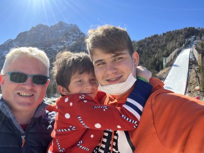 V Planico sem hodil že s svojim očetom, sedaj pa, če le utegnemo, tja odpeljem svoja otroka. Na fotografiji smo na čudovit dan leta 2022, ko smo po spetu naključij pristali na VIP terasi in uživali v čudovitem pogledu na velikanko in mojstre na njej.