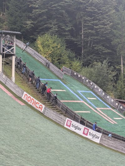 Ko je bil vnuk star 5 let sem ga prvič peljal v Planico. Bil je navdušen nad poleti in je dejal da bo ko bo velik tudi on letel v Planici. In res sedaj že tri leta trenira skoke in si želim da enkrat poleti tudi v Planici.