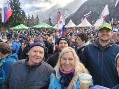 Prvi del slik je izlet v Planico s prijatelji, del slik je pa iz tekme v Planici 2025. Planica je zakon, tako kot so zakon naši skakalci in skakalke. Bravo naši
