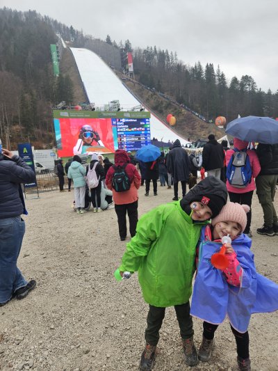 Prvič z družino na petkovi tekmi. Nepopisno veselje! Komaj čakamo letos! 