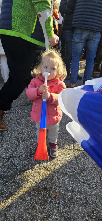 S partnerjem, greva vsako leto, lansko leto pa sva peljala tudi otroke! Otroci so navijali, piskali in se zabavali kot še nikoli, zato bi to radi ponovili! Planica, snežena kraljica!