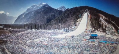 Nepopisno doživetje skokov v Planici. Jaz in moja družina nekje na sredini med množico navijačev. Vzdušje ki ga moraš doživeti prav pod skakalnico v Planici.