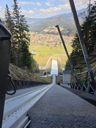 Vsaj 10 let je odkar sem bila nazadnje tam, odkar je skakal mrzli bratranec in smo s sorodniki zradicionalno vsako lezoo šli v Planico. Letos bi s sinekom rada prišla, da mali vidi tudi v živo in ne samo na Tv kakšen čar ima to tekmovanje, ko vsi narodi navijajo za vse. Tam se končajo vse vojne in zamere, tam smo eno. Vedelim se še posebej, da se vrnem tja kjer so najlepši spomini in z navijanjem podprem orle. Ne samo največje, ampak tudi tiste iz ozadja. Na Planico stopijo samo najbolj hrabri, zato so prav vsi zmagovalci! Dodana slika pa je iz prejšnjega tedna iz Ljubnega ob Savinji.