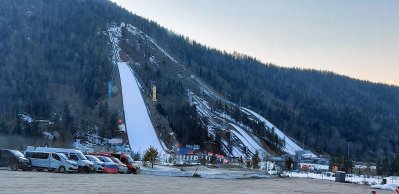 Vsako leto se odpravljamo v planico na polete, najamemo kombi in akcija. Zelo vesel bi da letos zadanemo vstopnice, hvala vnaprej. 
