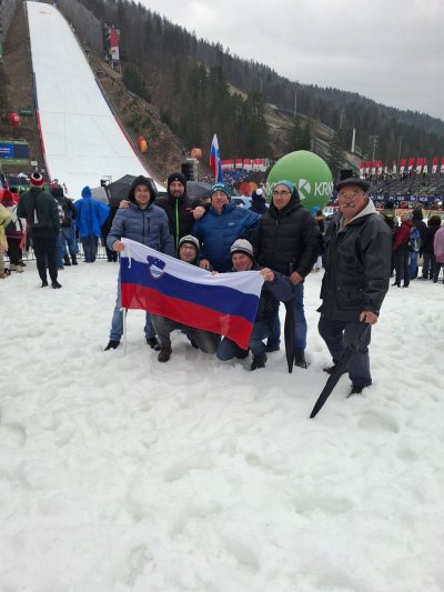Nepozabno doživetje s prijatelji v fantastičnem vzdušju, kakršnega lahko doživiš samo na planiški prireditvi in nikjer drugje na celem svetu. Pa lep pozdrav in vidimo se v petek v dolini pod Poncami.