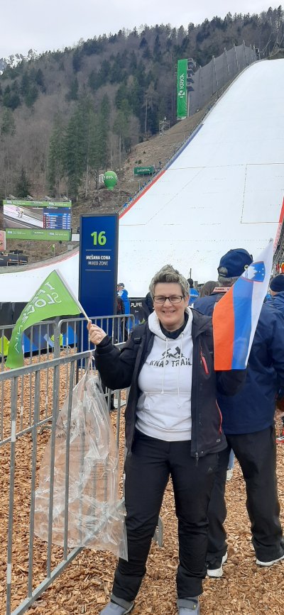 Neverjetno vzdušje v Planici.  Vsako leto z hčerko gremo navijat za naše orle in orlice. 