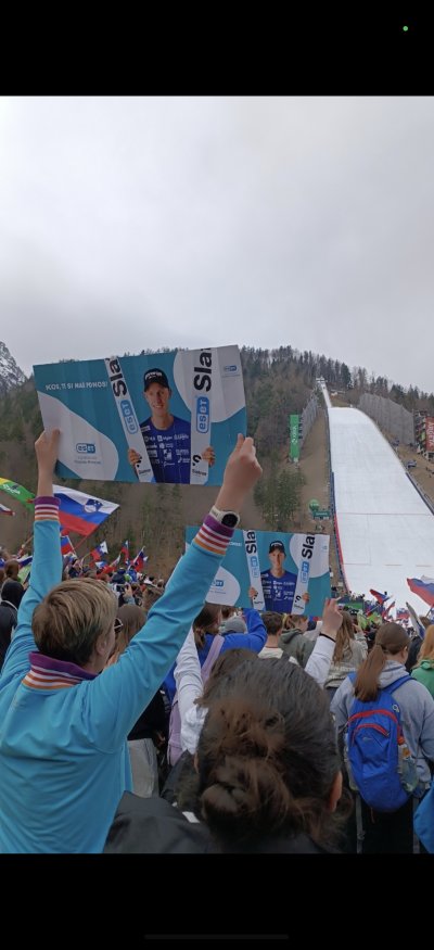 Ko šolske otroke odpelješ v Planico na ogled poletov. Ko se zliješ z energijo in preprosto uživaš ter spodbuja naše skakalcev. 