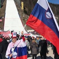 Pisalo se je leto 2025, ko je Domen Prevc postavil nov svetovni rekord, od navdušenja smo čisto ponoreli , skakali, vpili, nikoli ne bom pozabil kako smo bili veseli in navdušeni nad svetovnim rekordom 254,5m.  Lepo je bilo biti v živo pod Poncami. Neprecenljivo.