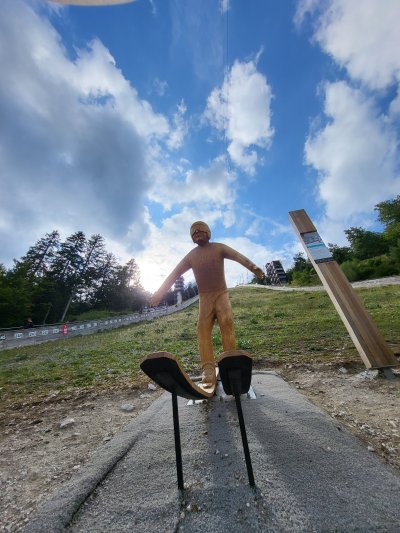 V bistuvu še nikoli nisem bila na poletih, čeprav nisem rosno mlada ampak kot se za vsakega Slovensca spodobi, da gre enkrat na Triglav, se tudi spodobi, da je vsaj enkrat na poletih in da ustvari ta spomin kot nekj, kar te naredi pravega Slovenca!