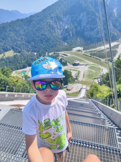 S sinom na vrhu letalnice letos poleti. Ogled komplet letalnice. Gor z žičnico, dol pa peš po letalnici. Sin je bodoči Slovenski skakalec in tudi njegove sanje so postavitev svetovnega rekorda v planici nekoč. Morda celo prvi človek preko 300m. 