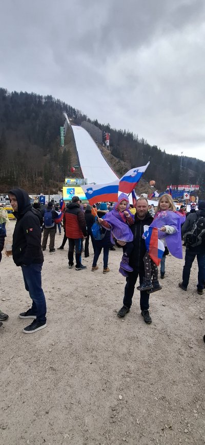 Prvič družinsko v Planici 2025, po letih vestnega in glasnega navijanja doma, sva puncama izpolnila željo po Planici v živo. Tudi slabo vreme in dež nas ni ustavil, zraven smo imeli tudi najmlajšo 4mesece staro punčko, ki pa danes že navija skupaj s starejšima sestrcama ne samo za naše skakalce in skakalke, temveč tudi za ponovem obisk planice letos.