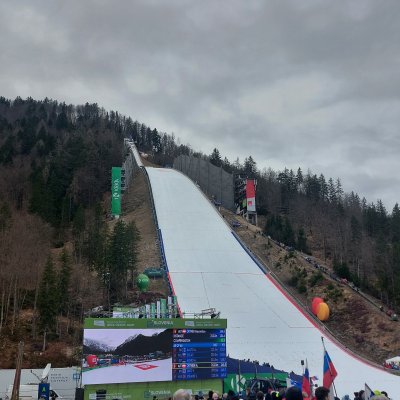 Prvi ogled poletov z otrokoma,in njuno navdušenje nad velikostjo letalnice z besedami 