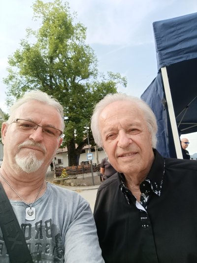 Lansko dozivetje v Planici kot prostovolec je bil se en dodaten navdih na nas ponos.Veckrat sem obiskal polete kot gledalec,lansko leto pa smo popestrili prihod gledalcev.Vreme nam ni bilo naklonjeno,pa se je zato naslednji dan zapisal v zgodovino.