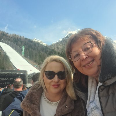 Cudovit dan že leta v soboto v Planici.Vedno gremo družinsko hčera in vnuk. Ni lepšega ponosa, kot biti del Planice, ko zaigra naša himna.Ponos, sreča...❤️  Tudi letos v bom v soboto del zgodbe v Planici.