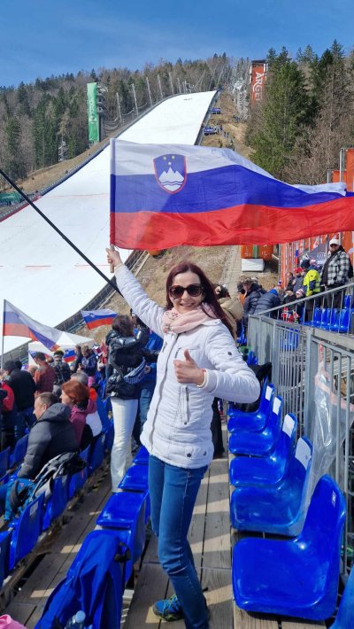 Vsako leto je fantastično!  Z dušo in srcem navijamo za vse skakalce, še posebej pa za naše junake. Kulisa je prekrasna, navijači glasni, glasba in napovedovalec - fenomenalno. To je poseben dogodek v letu, ki se ga neizmerno veselimo nikoli ne zamudimo.