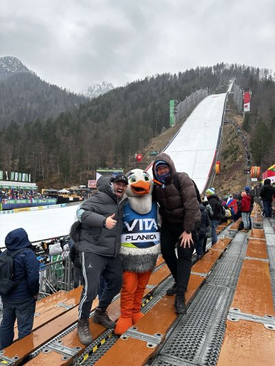 Pred več leti sva z ženo in še enim parom navijala s stojišč.Lani je naša družina kupila karte za igled s tribune.Če naj gre krivulja še kar navzgor, je tretjič  na vrsti VIP ogled.Lp,Andtej