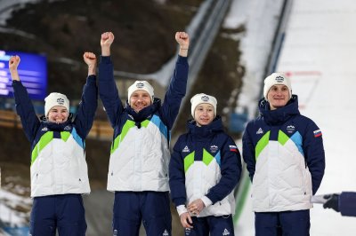  Niki dve, Anže in Domen, zvezde ste Slovenije. Vsak med vami tih in skromen, a pomenite nam vse!V svet ponesli ste deželoizpod sončne strani Alp;vsak po svoje hrabro, smelozanjo darovali skalp. Čar ponosa širi prsa, v veter vpeli ste zlato;osvojili naša srca,ste premagali nebo. Naj povezanost objametudi druge športe vse;zmage duh pa naj zajamevse ljudi Slovenije.