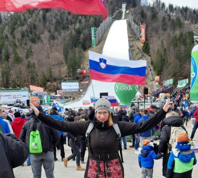 Težko opišem, kaj mi pomenita Planica in smučarski skoki.Z njima sem povezana že od ranega otroštva. Pravzaprav imam občutek, da sem z Planico odraščala in ona z menoj.Ko smo bili otroci, sta nas starša vsako leto peljala v Planico. To je bila prava mala ekspedicija. Ob petih zjutraj smo krenili na pot. Pripraviti je bilo treba vse: sendviče, malico, daljnogled, zložljive stolčke … in veliko dobre volje.To niso bili samo športni trenutki. Bili so družinski spomini.Pri šestnajstih letih sem izgubila očeta. A spomini niso nikoli odšli. Ostali so z menoj, v srcu in v teh majhnih, dragocenih trenutkih.Danes z veseljem prenašam svojo ljubezen do športa, podporo in pozitivno navijanje, ob dobrih rezultatih in tudi ob tistih malo manj dobrih.Planica je veliko srce Slovenije❤️