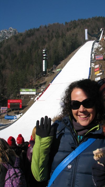 V Planico sem spremljala učence naše šole, ki so bili nagrajenci likovnega natečaja Planica in z veseljem bi si letos s svojo družino ogledali skoke v živo.