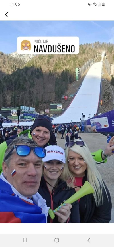 Sonček, dobro vzdušje, dobra družba in odlični naši skakalci....neprecenljivo