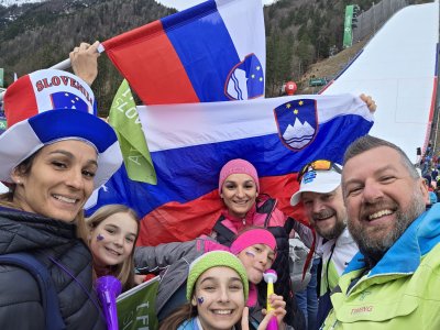 Domen je skočil svetovni rekord in naši otroci so to doživeli v živo!!! Še danes imam kurjo polt, ko se spomnim že 9 let zapored obiskujemo Planico, tudi letos bi nam ogromno pomenilo ❤️