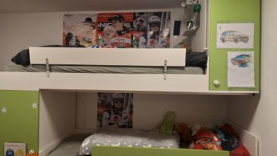 Žal še nimamo spomina direktno s Planice, imamo pa dva nedobudna majhna navijača, ki redno spremljata skoke in navijata za naše skakalce in skakalke