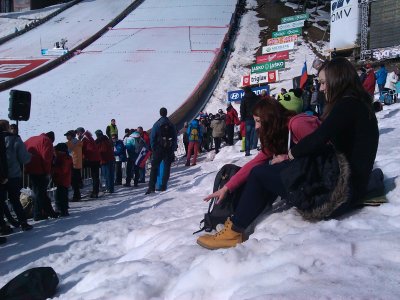 Leta 2014 finale ni potekalo na letalnici. So pa zato na prenovljeni Bloudkovi velikanki v istem dnevu kot fantje tekmovala tudi dekleta. Tekmi sem si ogledal s tremi dekleti :) (hči s prijateljicama). 