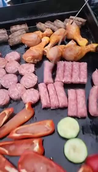 Odšli smo ob 3h zjutraj iz planice z avtobusom in se v planico pripeljali ob 6ih tam smo se pogreli ob toplih cevapcicih .Cel dan je padal dež vendar dobrega razpolozenja nam ni kvarilo saj so naši letalci poskrbeli za dobre rezultate Pozno popoldne smo se vrnili nazaj domov polno novih dogodivscin.Upam da gremo letos ponovno 